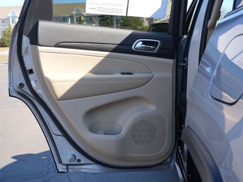 Used 2020 Jeep Grand Cherokee Laredo image 19