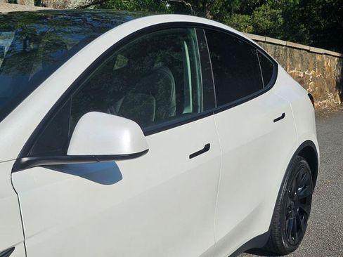 Used 2022 Tesla Model Y Long Range AWD/4WD image 23
