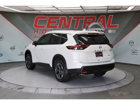Used 2024 Nissan Rogue SV w/ SV Premium Package FWD image 4
