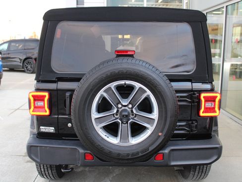 Used 2018 Jeep Wrangler Unlimited Sahara image 6