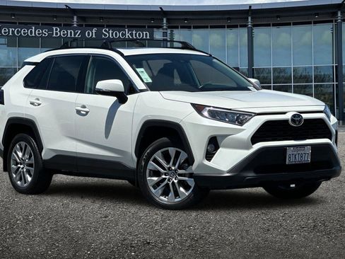 Used 2021 Toyota RAV4 XLE Premium image 2