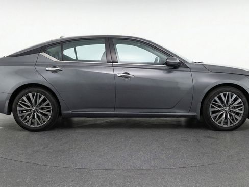 Used 2025 Nissan Altima 2.5 SV image 11