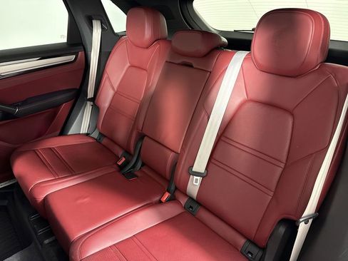 Certified 2022 Porsche Cayenne Platinum Edition image 22