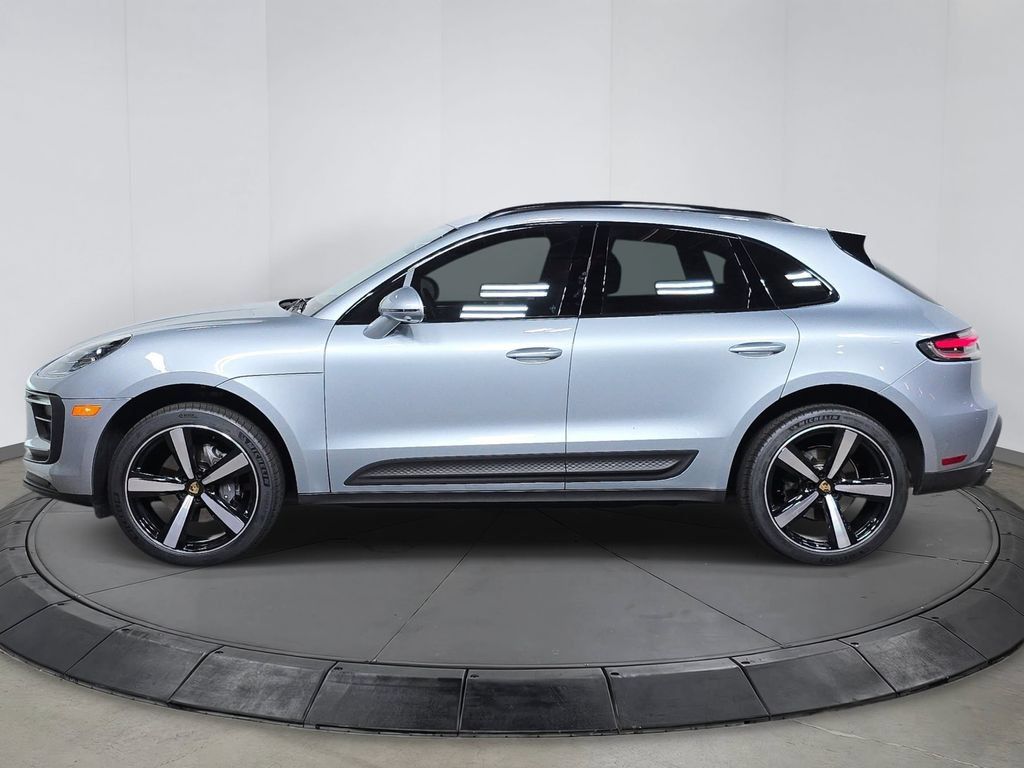 Certified 2023 Porsche Macan AWD/4WD image 2