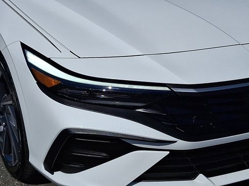 Certified 2025 Hyundai Elantra Sport FWD image 9