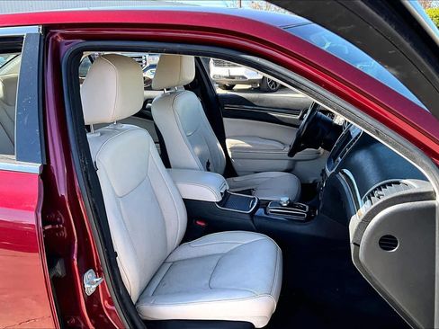 Used 2019 Chrysler 300 Limited image 8
