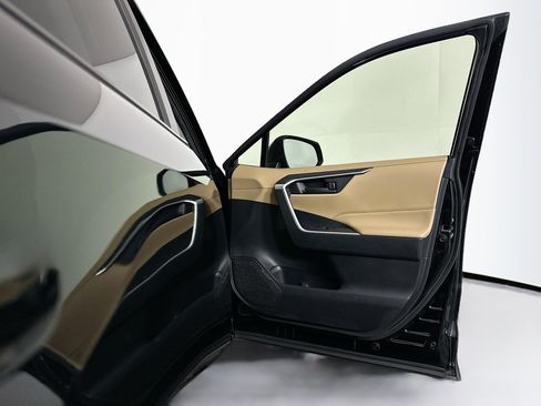 Used 2019 Toyota RAV4 LE AWD/4WD image 31