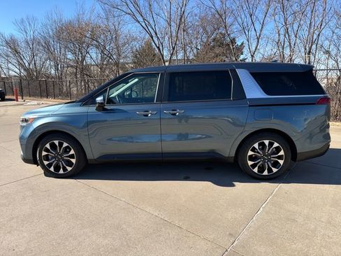 Used 2024 Kia Carnival EX image 2