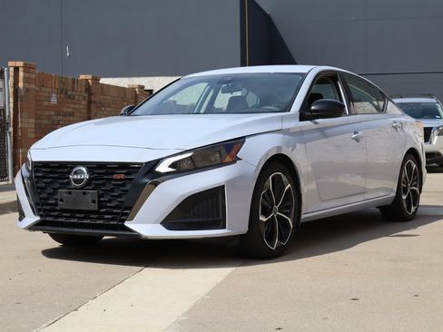 Used 2024 Nissan Altima 2.5 SR FWD image 2