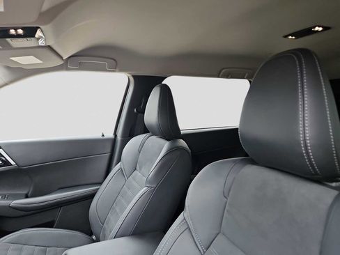 Used 2025 Mitsubishi Outlander SE image 18