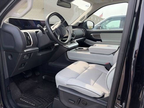 Used 2025 Ford Expedition Max Platinum w/ Platinum Ultimate Package AWD/4WD image 14