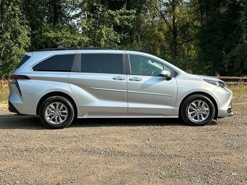 Used 2025 Toyota Sienna XLE w/ XLE Plus Package AWD/4WD image 10