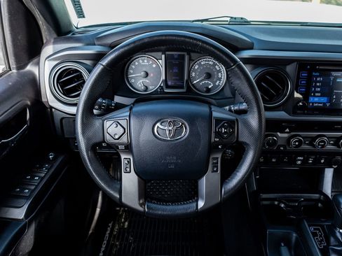 Used 2018 Toyota Tacoma TRD Off-Road w/ Technology Package image 18