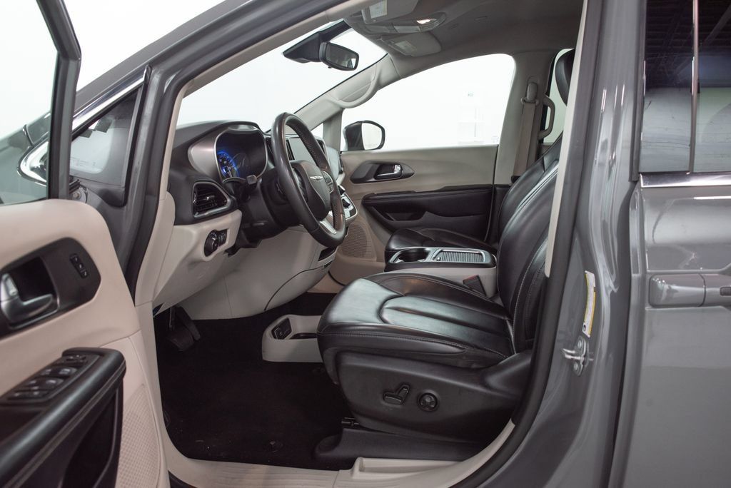 Used 2023 Chrysler Pacifica Touring-L FWD image 7