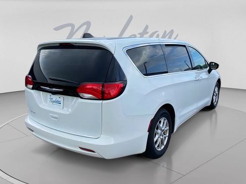 Used 2022 Chrysler Voyager LX FWD image 9