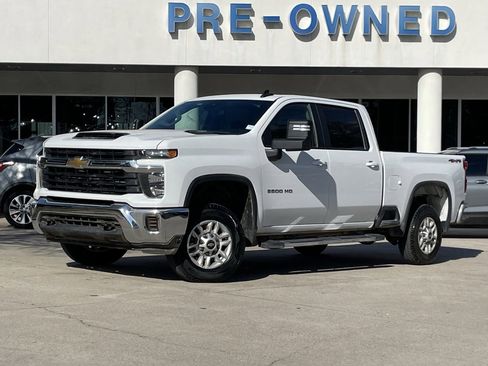 Used 2024 Chevrolet Silverado 2500 LT image 2