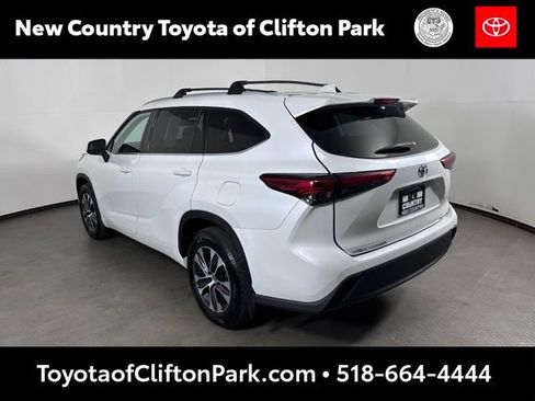 Used 2022 Toyota Highlander XLE AWD/4WD image 5