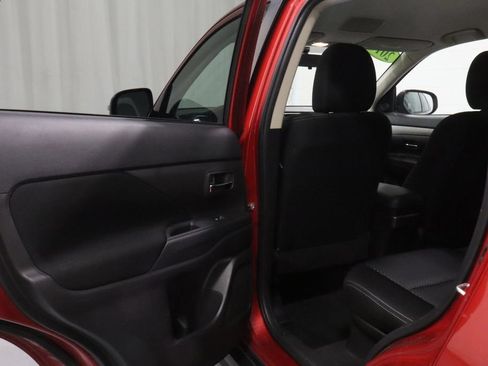 Used 2016 Mitsubishi Outlander SE AWD/4WD image 9