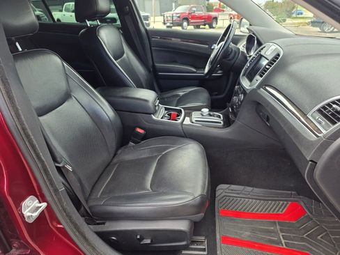 Used 2019 Chrysler 300 Limited AWD/4WD image 17