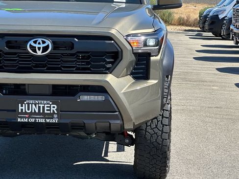 Used 2025 Toyota Tacoma TRD Off-Road AWD/4WD image 15