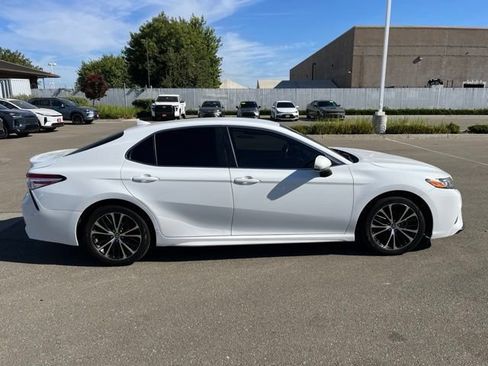 Used 2020 Toyota Camry SE w/ Carpet Mat Package FWD image 3