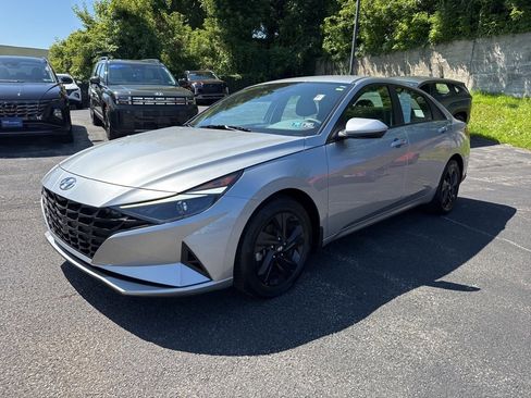 Used 2023 Hyundai Elantra SEL image 3