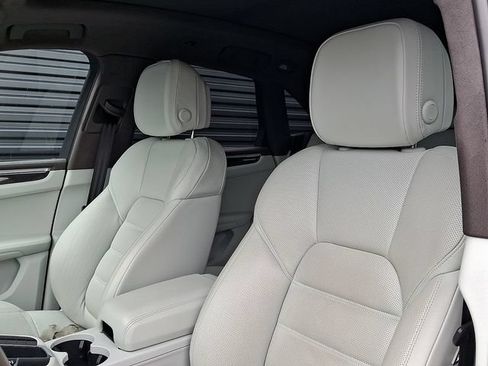 Certified 2021 Porsche Macan Turbo AWD/4WD image 5