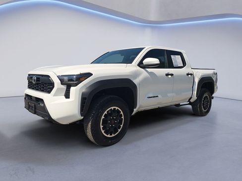 Used 2025 Toyota Tacoma TRD Off-Road AWD/4WD image 1