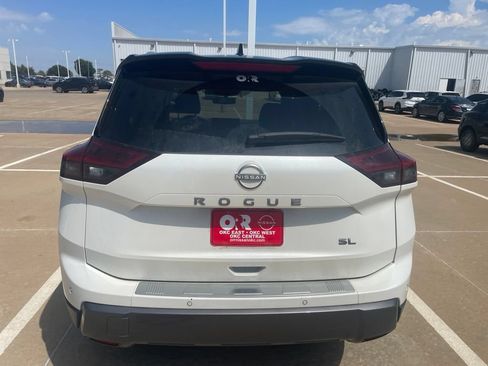 Used 2025 Nissan Rogue SL FWD image 4