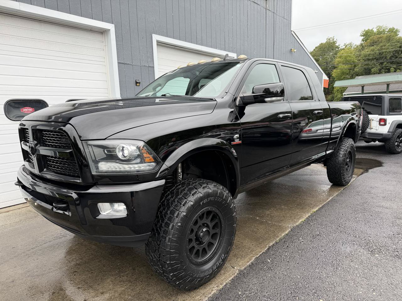Used 2014 RAM 2500 Laramie w/ Black Appearance Group AWD/4WD image 1