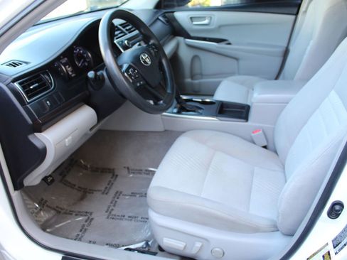 Used 2017 Toyota Camry LE FWD image 9