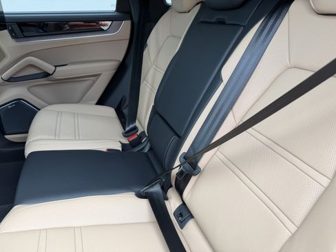 Certified 2024 Porsche Cayenne Turbo AWD/4WD image 20