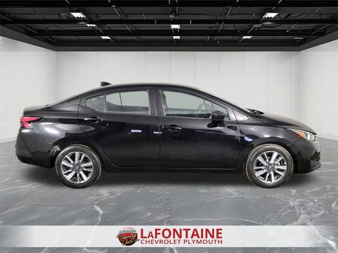 Used 2023 Nissan Versa SV image 9