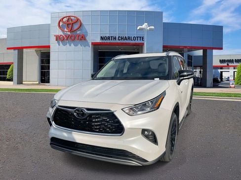 New 2025 Toyota Highlander Platinum image 5
