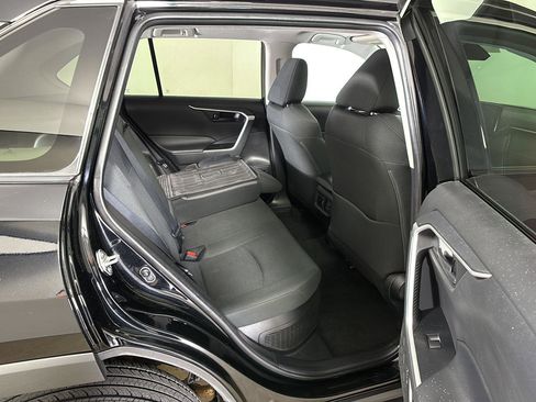 Used 2021 Toyota RAV4 LE image 17