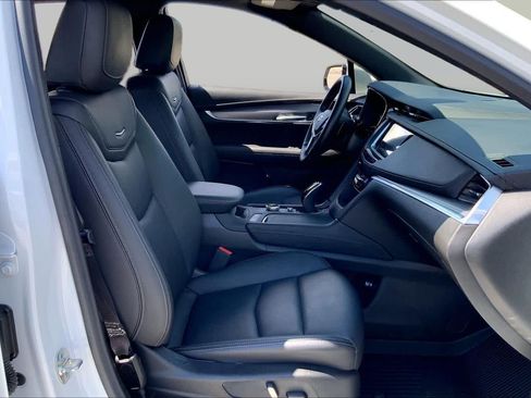 Used 2025 Cadillac XT5 Luxury w/ LPO, Floor Liner Package FWD image 9