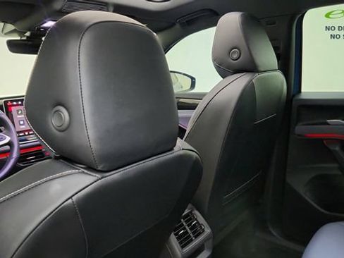 Used 2025 Volkswagen Tiguan SE R-Line FWD image 32