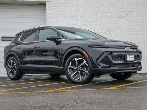 New 2026 Chevrolet Equinox EV LT image 2