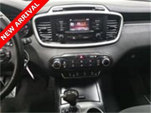 Used 2016 Kia Sorento LX w/ LX Convenience Package image 9