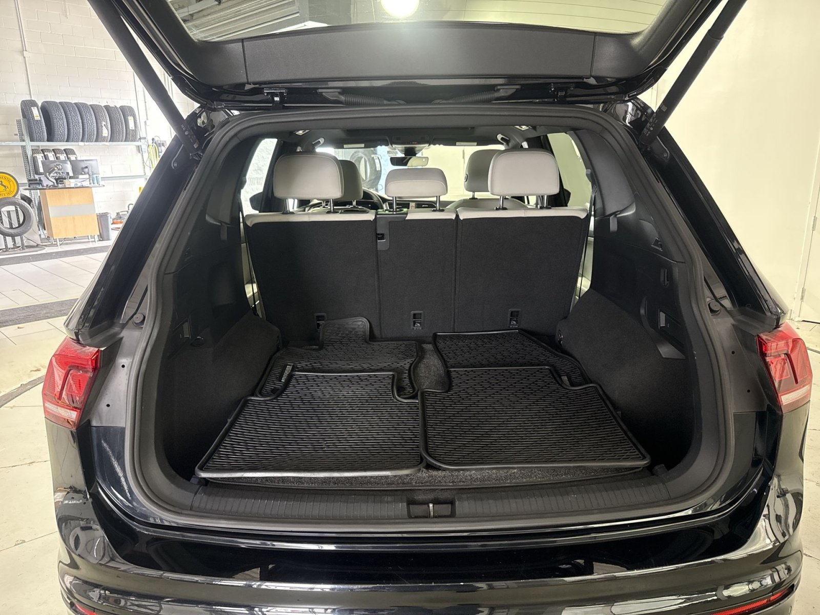 Used 2022 Volkswagen Tiguan SE R-Line AWD/4WD image 27