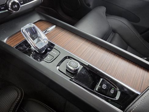 Used 2023 Volvo XC60 B6 Ultimate w/ Protection Package Premier image 26