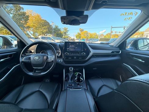 Used 2022 Toyota Highlander XLE image 16