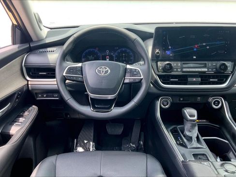 Used 2025 Toyota Grand Highlander AWD image 6