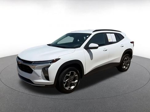 Used 2025 Chevrolet Trax LT FWD image 6