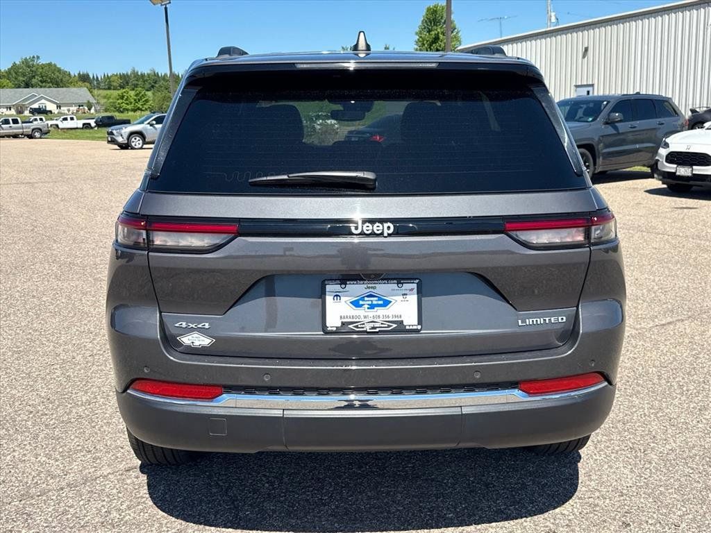 Used 2024 Jeep Grand Cherokee Limited AWD/4WD image 3