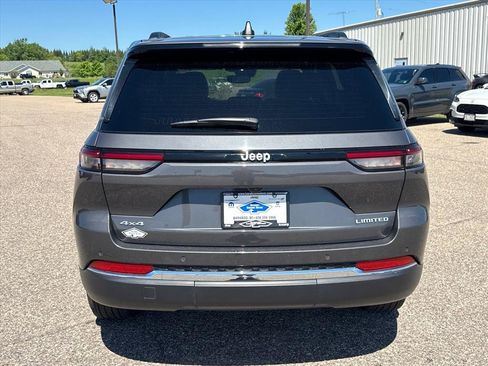 Used 2024 Jeep Grand Cherokee Limited AWD/4WD image 3
