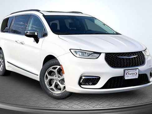Used 2023 Chrysler Pacifica Limited FWD image 12