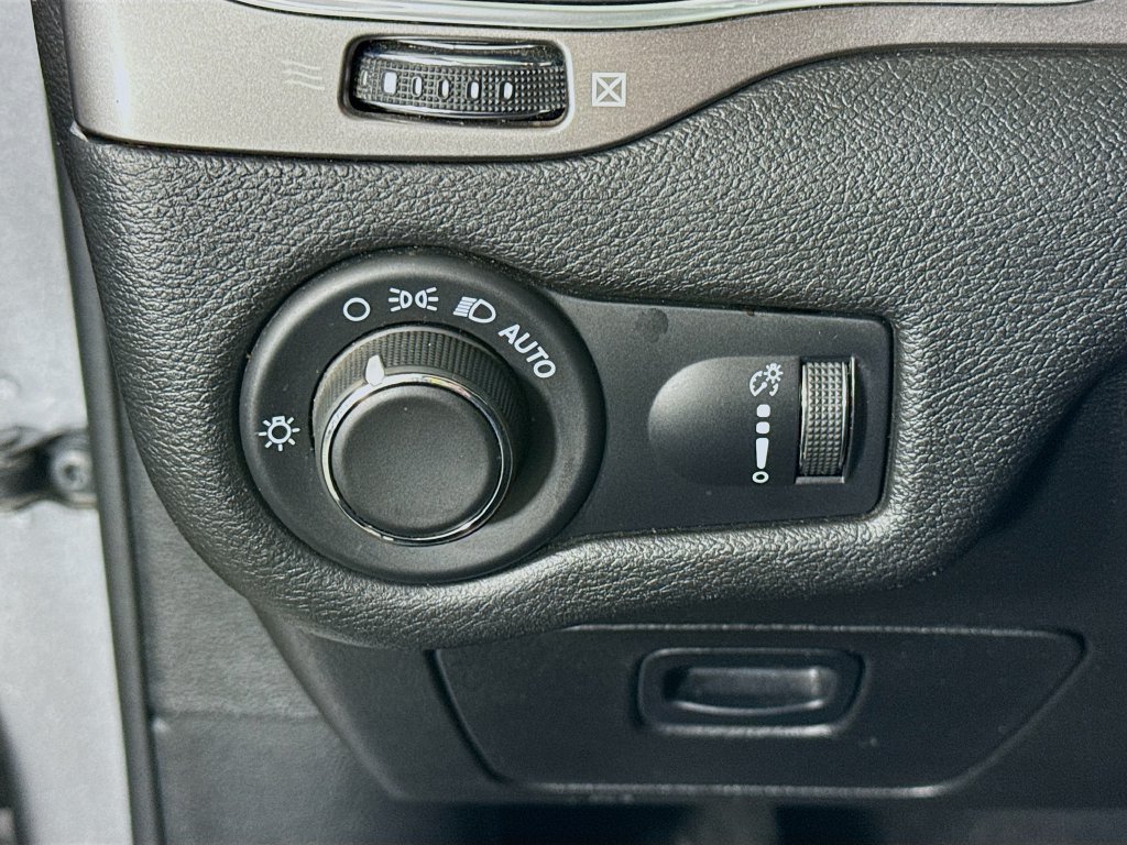 Used 2021 Jeep Cherokee Latitude FWD image 18
