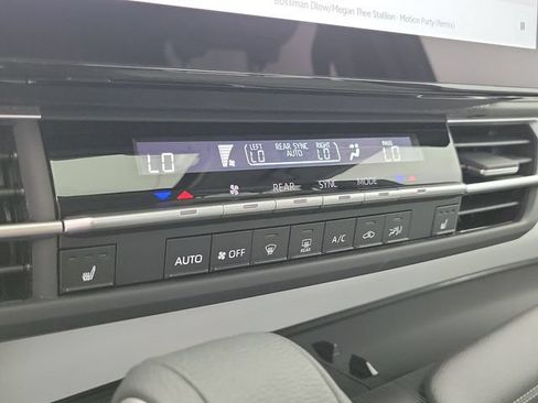 Used 2025 Toyota Sienna XLE w/ XLE Plus Package FWD image 31