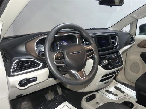 Used 2018 Chrysler Pacifica LX image 22